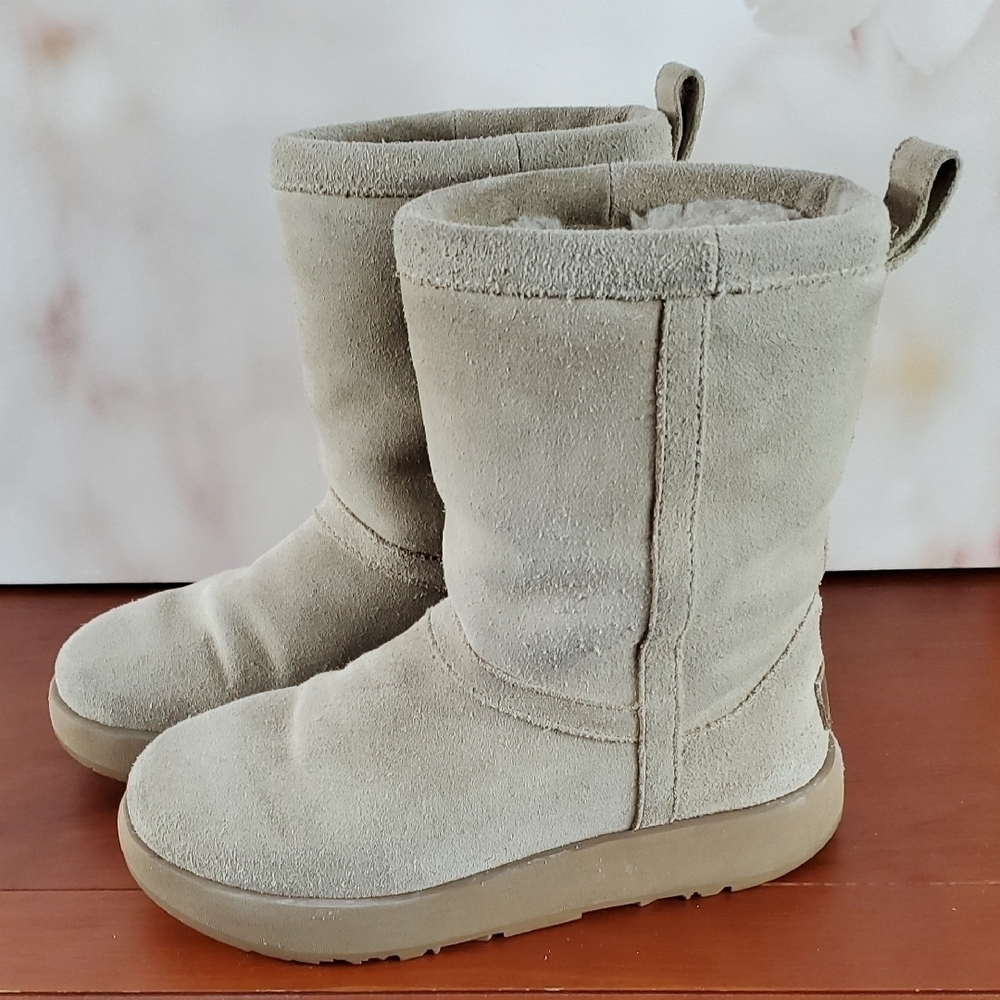 UGG Cream Suede Boots - 5 - Picture 4 of 13